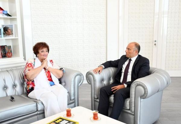 Министр культуры Анар Керимов вручил Тамаре Синявской орден "Шараф" (ФОТО)