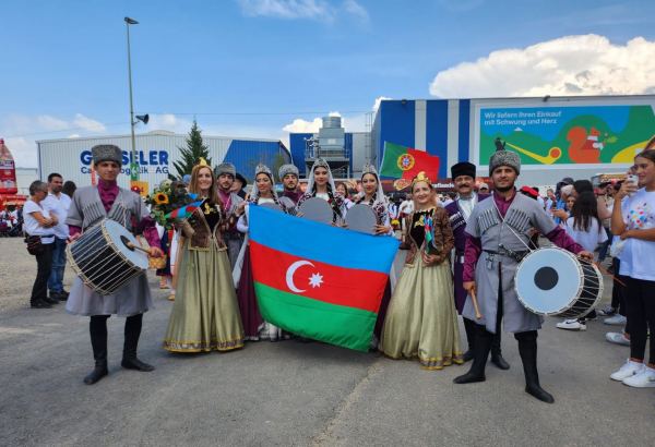 В Швейцарии выступление азербайджанцев признано главным событием Фестиваля национальных костюмов и танцев (ФОТО)