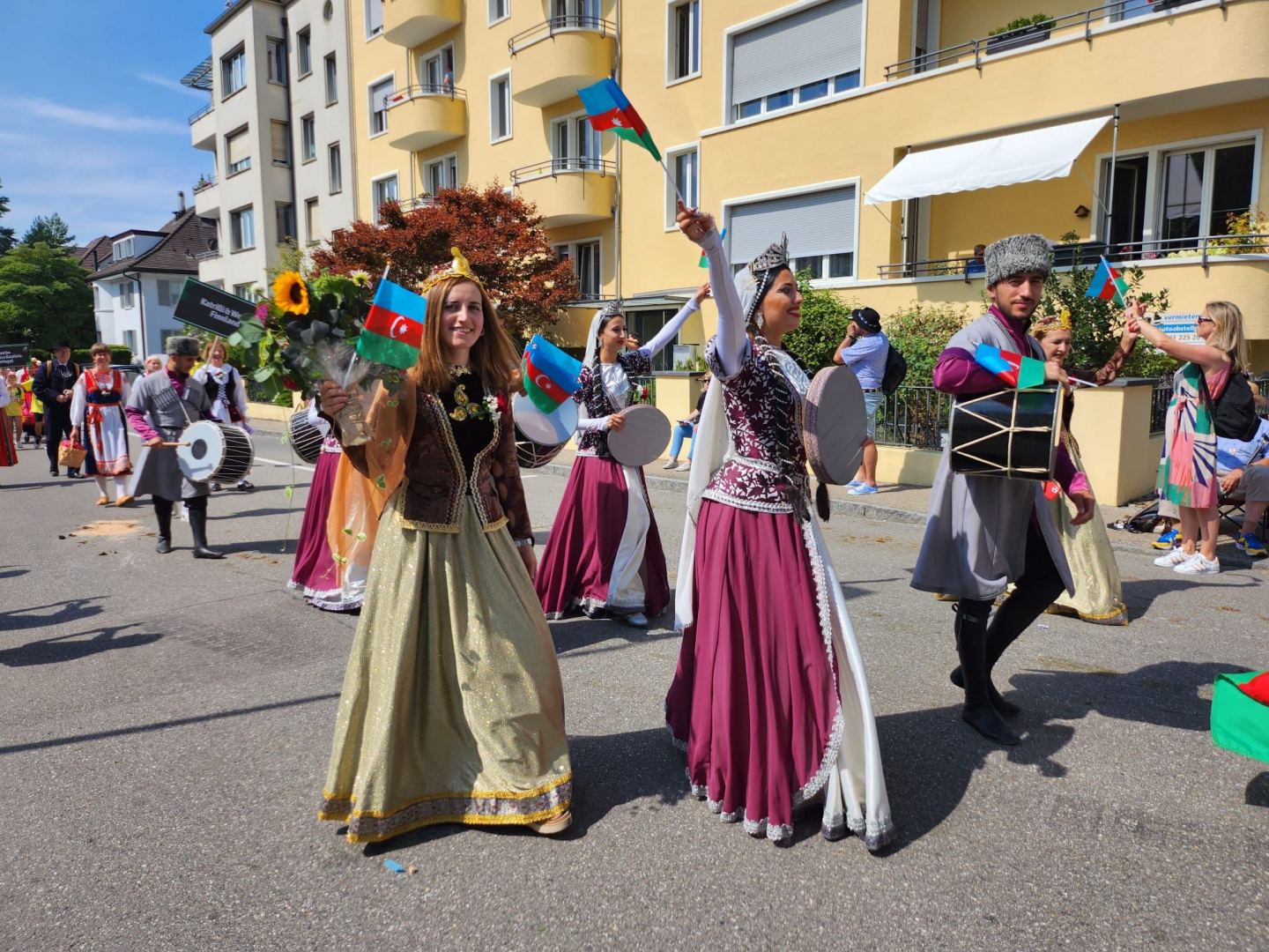 В Швейцарии выступление азербайджанцев признано главным событием Фестиваля национальных костюмов и танцев (ФОТО)