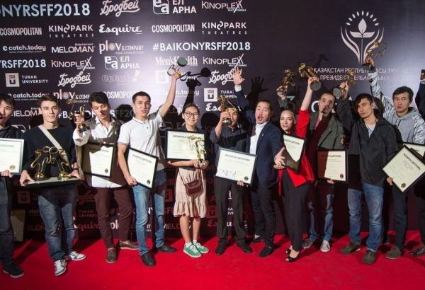 Азербайджанский вояж в Казахстан. Мы не можем их видеть, потому что они не делятся ничем в социальных сетях  (ФОТО)