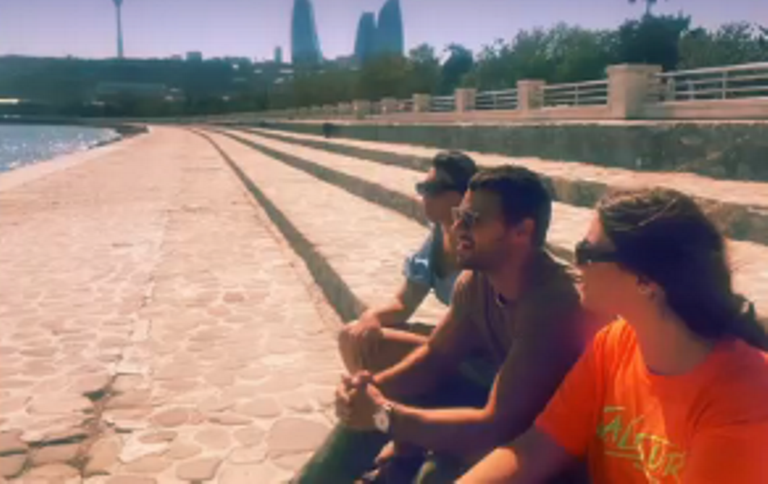 Ичеришехер, бульвар и азербайджанские национальные инструменты – Как сын Жан-Клода Ван Дамма проводит время в Баку  (ФОТО)