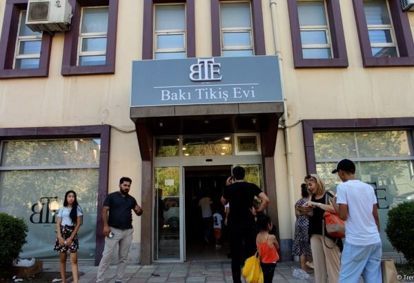 До конца учебного года роста цен на школьную форму не ожидается - репортаж из Бакинского швейного дома