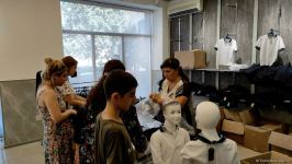 До конца учебного года роста цен на школьную форму не ожидается - репортаж из Бакинского швейного дома