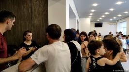 До конца учебного года роста цен на школьную форму не ожидается - репортаж из Бакинского швейного дома