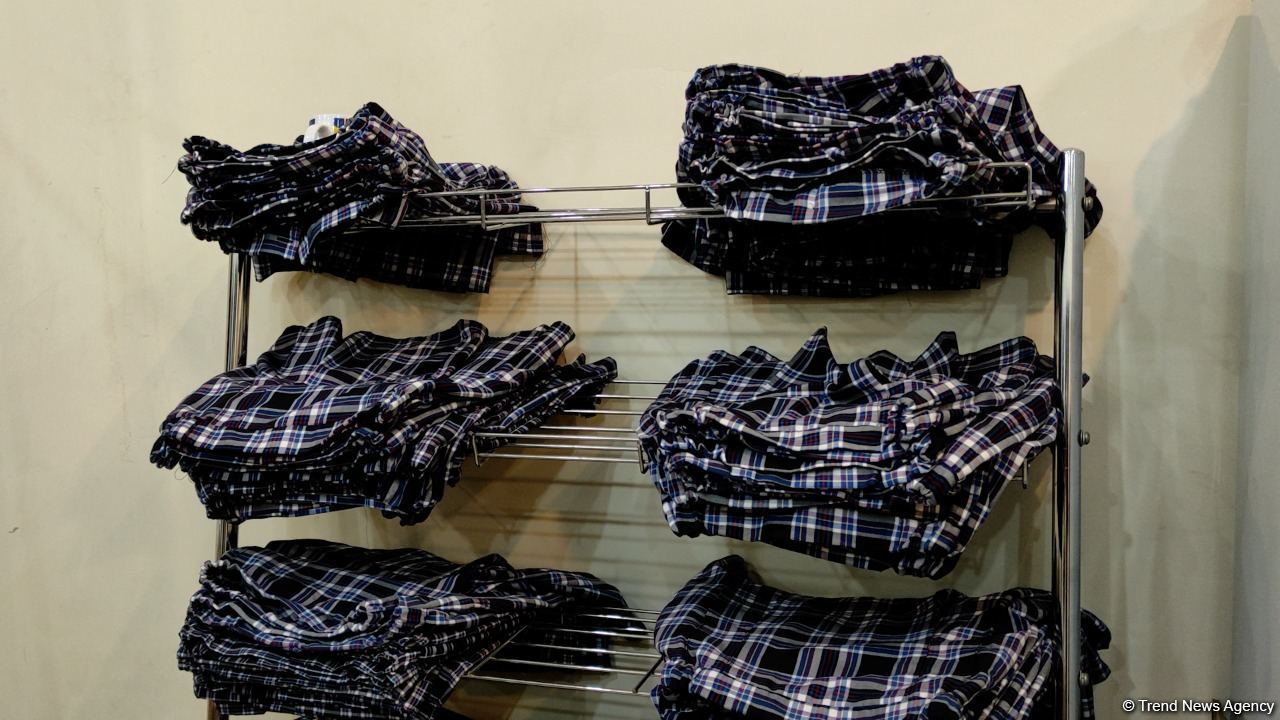 До конца учебного года роста цен на школьную форму не ожидается - репортаж из Бакинского швейного дома