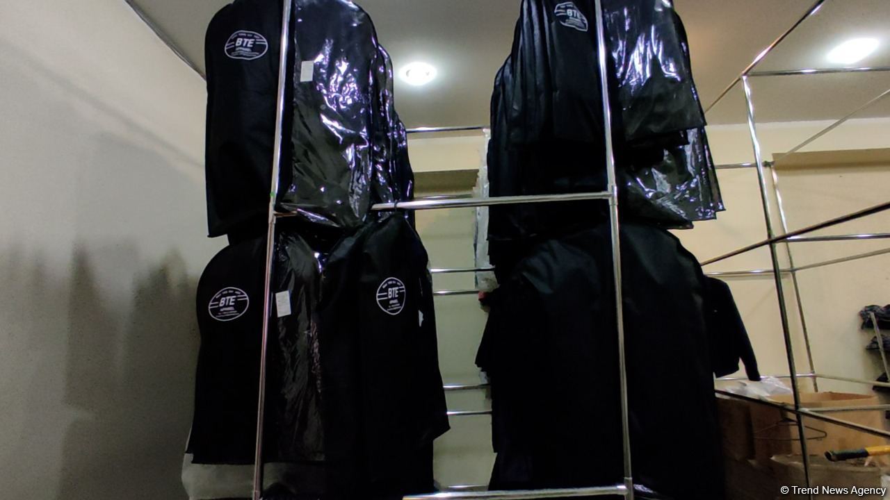 До конца учебного года роста цен на школьную форму не ожидается - репортаж из Бакинского швейного дома