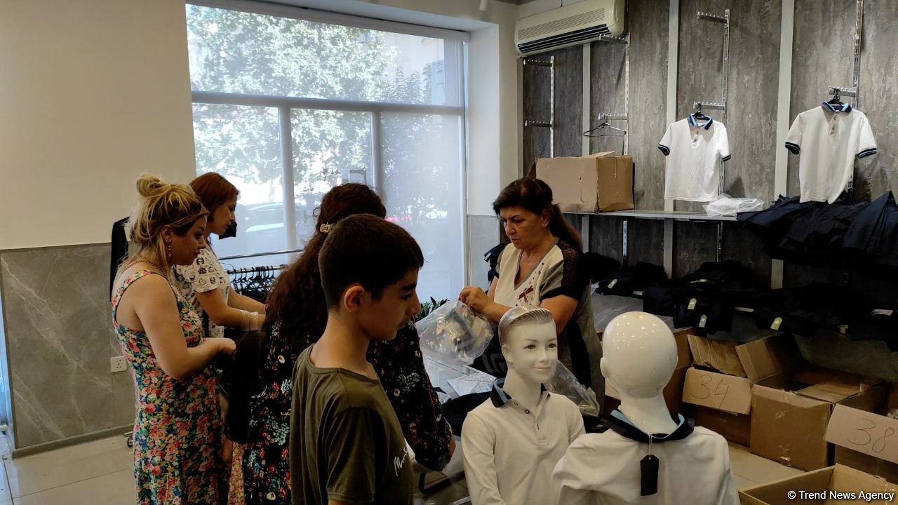 До конца учебного года роста цен на школьную форму не ожидается - репортаж из Бакинского швейного дома