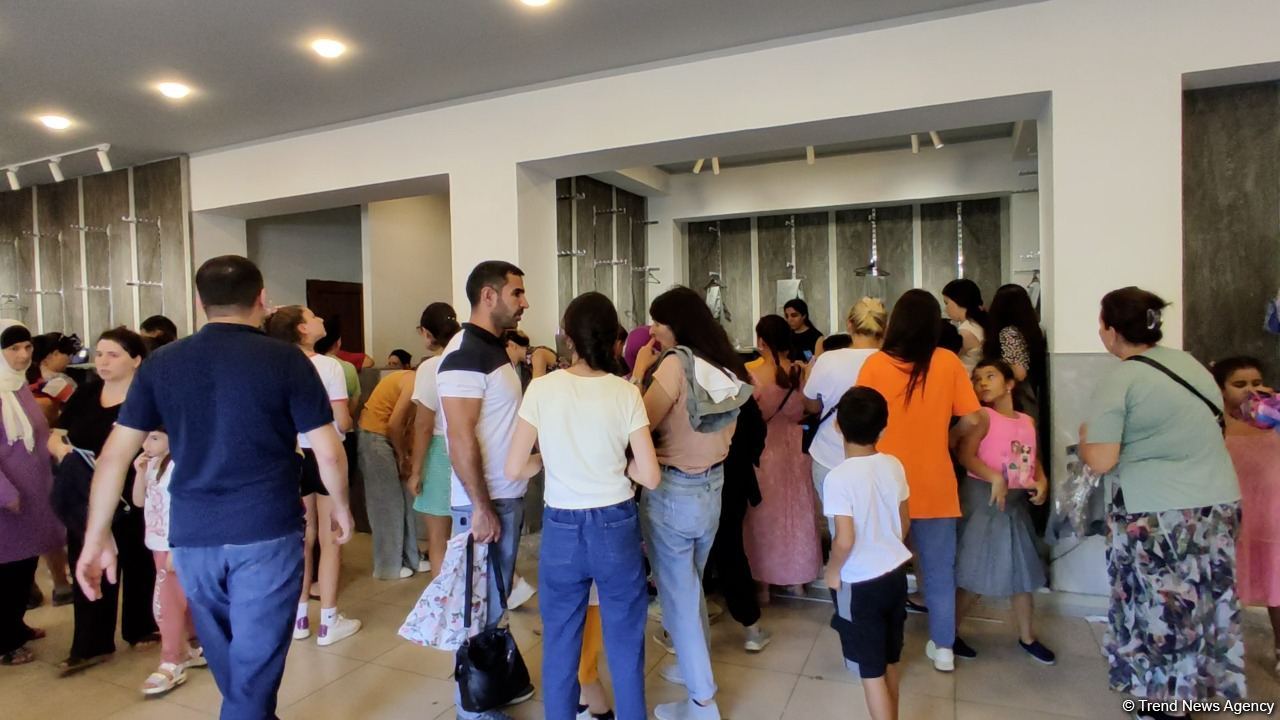 До конца учебного года роста цен на школьную форму не ожидается - репортаж из Бакинского швейного дома