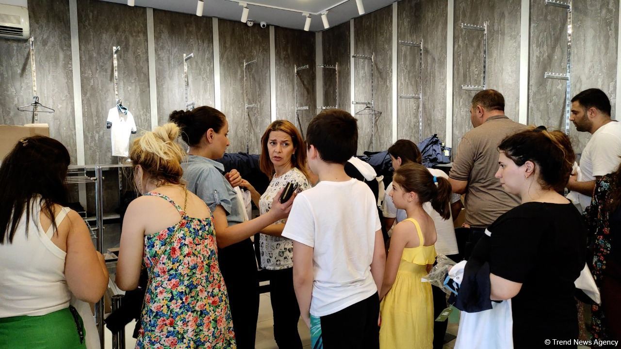 До конца учебного года роста цен на школьную форму не ожидается - репортаж из Бакинского швейного дома