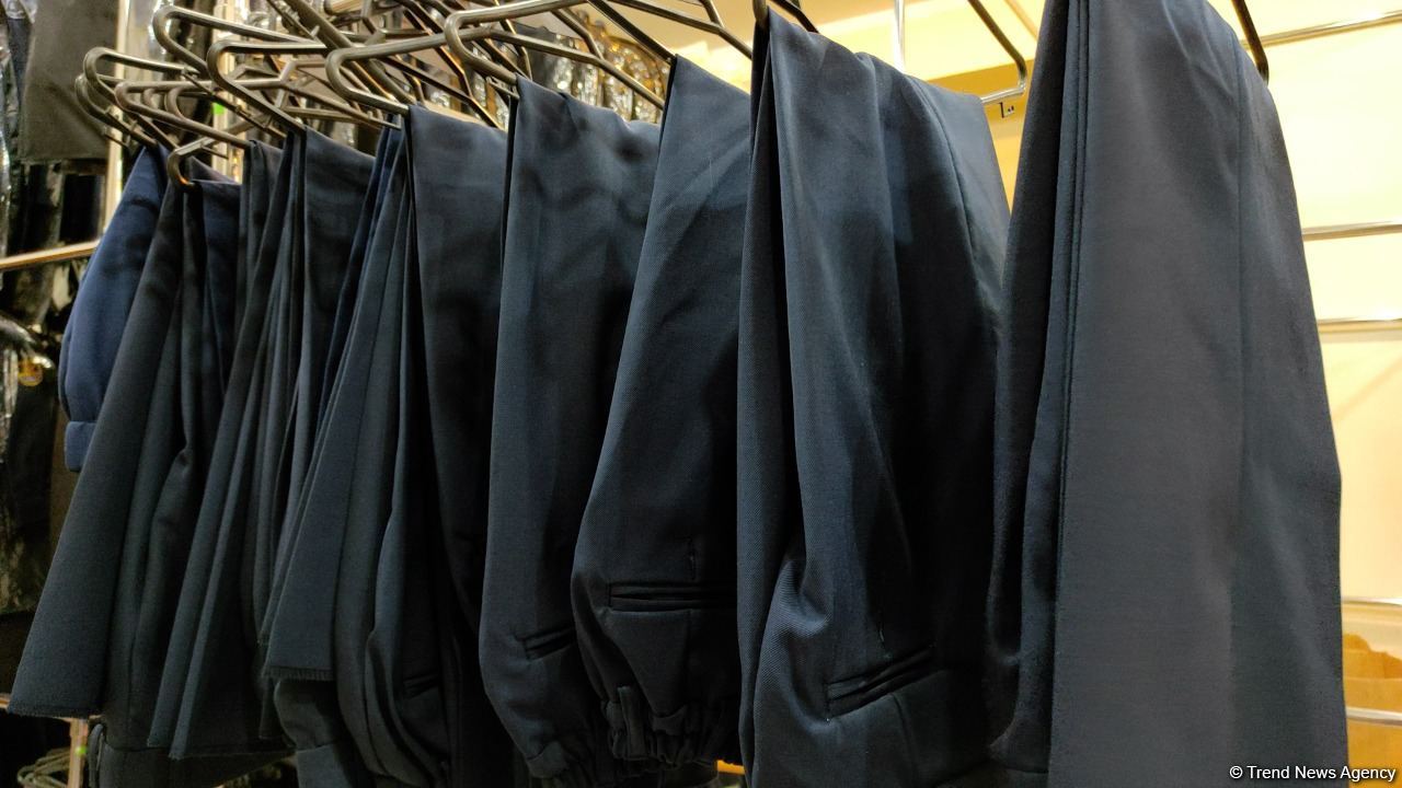До конца учебного года роста цен на школьную форму не ожидается - репортаж из Бакинского швейного дома