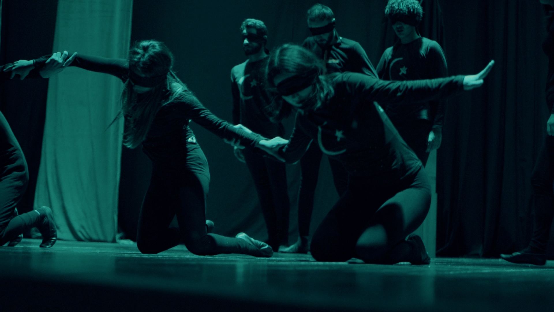 Впервые в Азербайджане представлен спектакль с закрытыми глазами  (ФОТО)