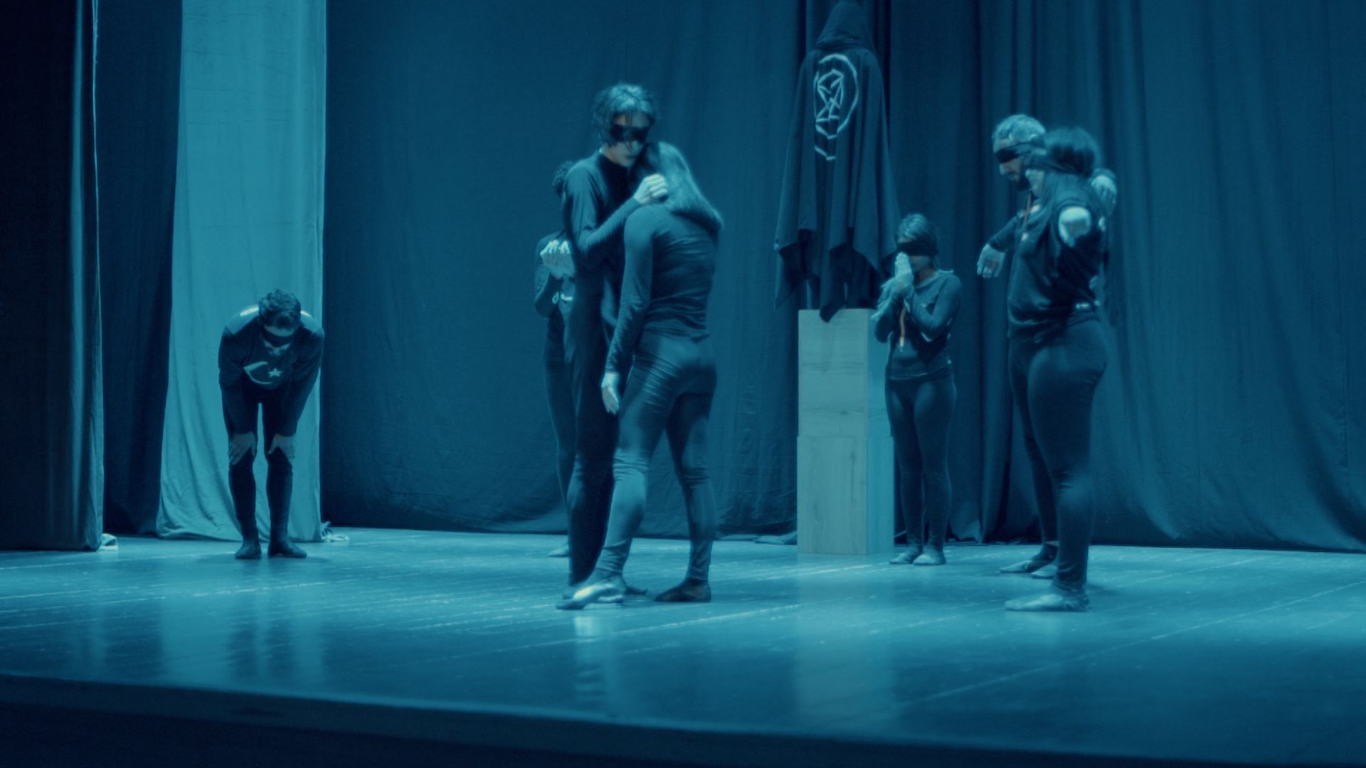 Впервые в Азербайджане представлен спектакль с закрытыми глазами  (ФОТО)