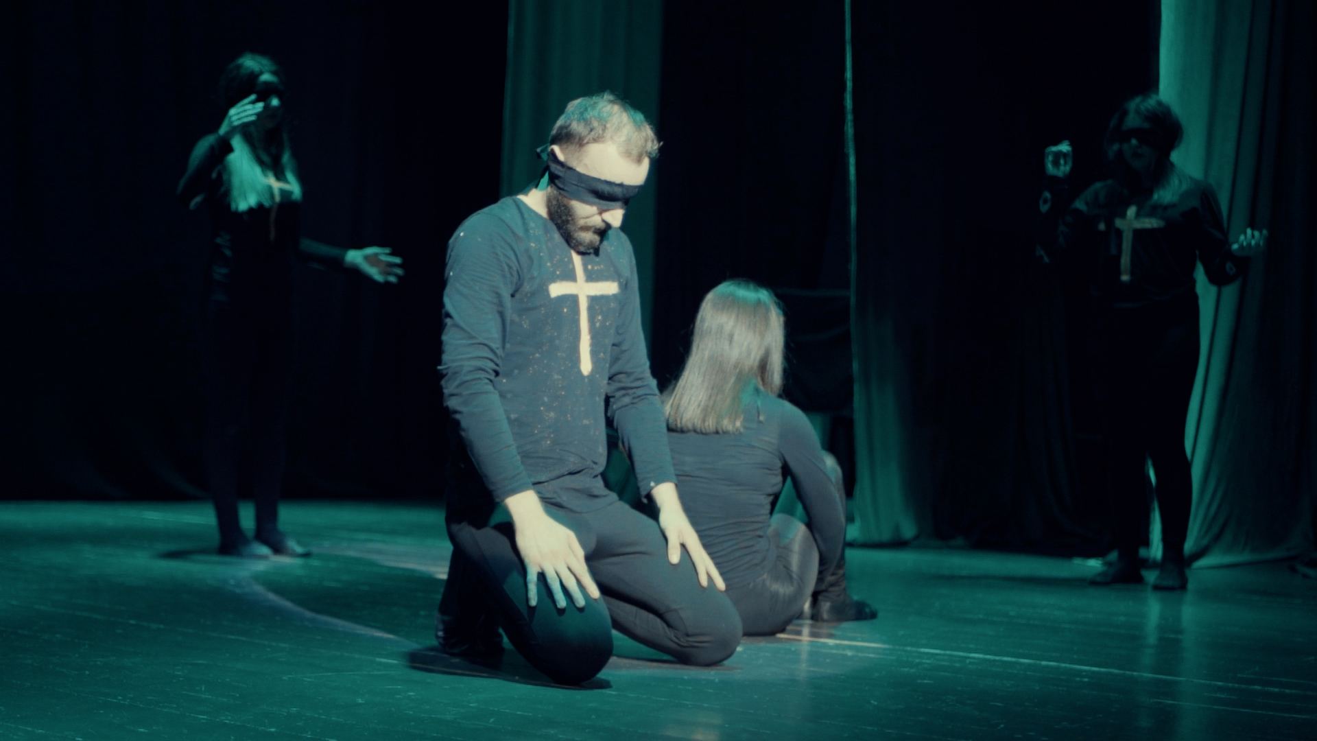 Впервые в Азербайджане представлен спектакль с закрытыми глазами  (ФОТО)