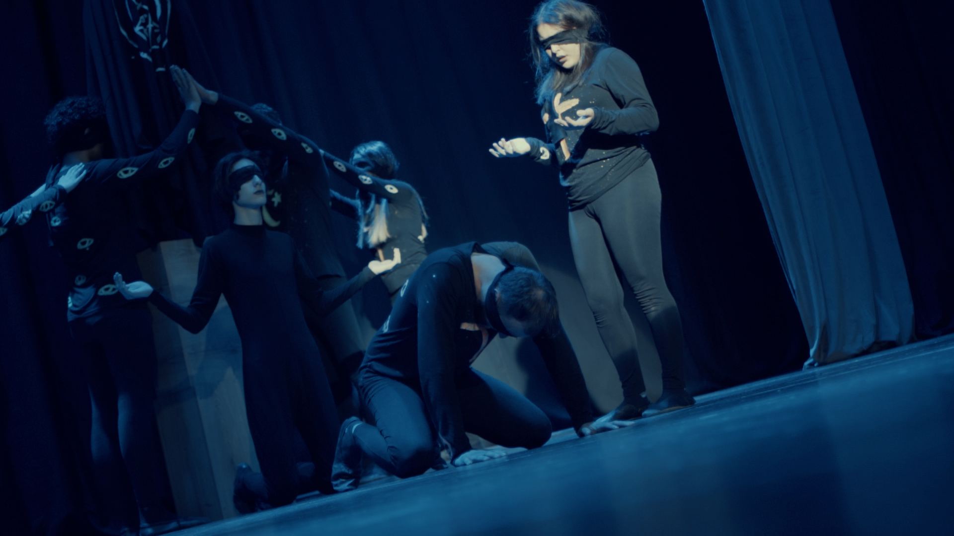 Впервые в Азербайджане представлен спектакль с закрытыми глазами  (ФОТО)