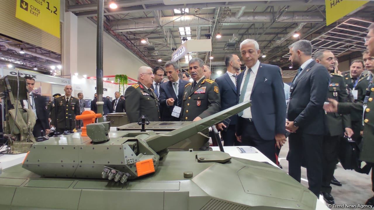 Закир Гасанов и Яшар Гюлер посетили выставку ADEX (ФОТО)