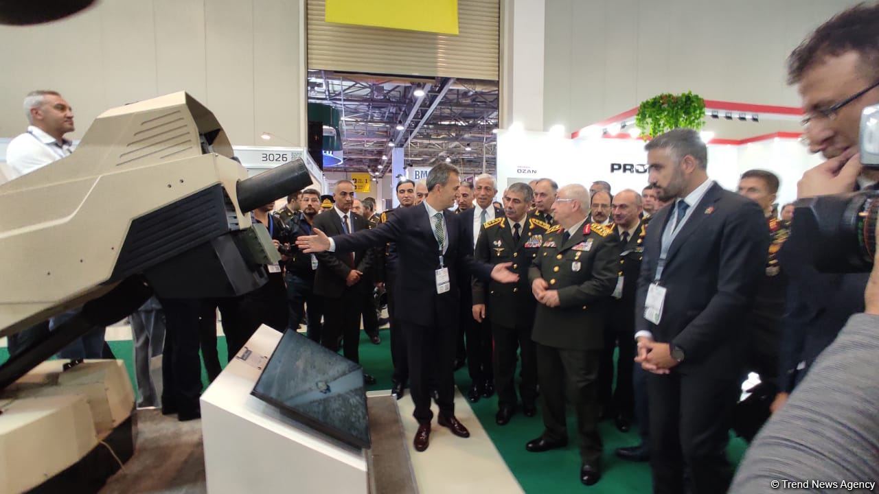 Закир Гасанов и Яшар Гюлер посетили выставку ADEX (ФОТО)