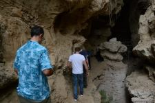 Иностранные путешественники посетили Азыхскую пещеру (ФОТО)