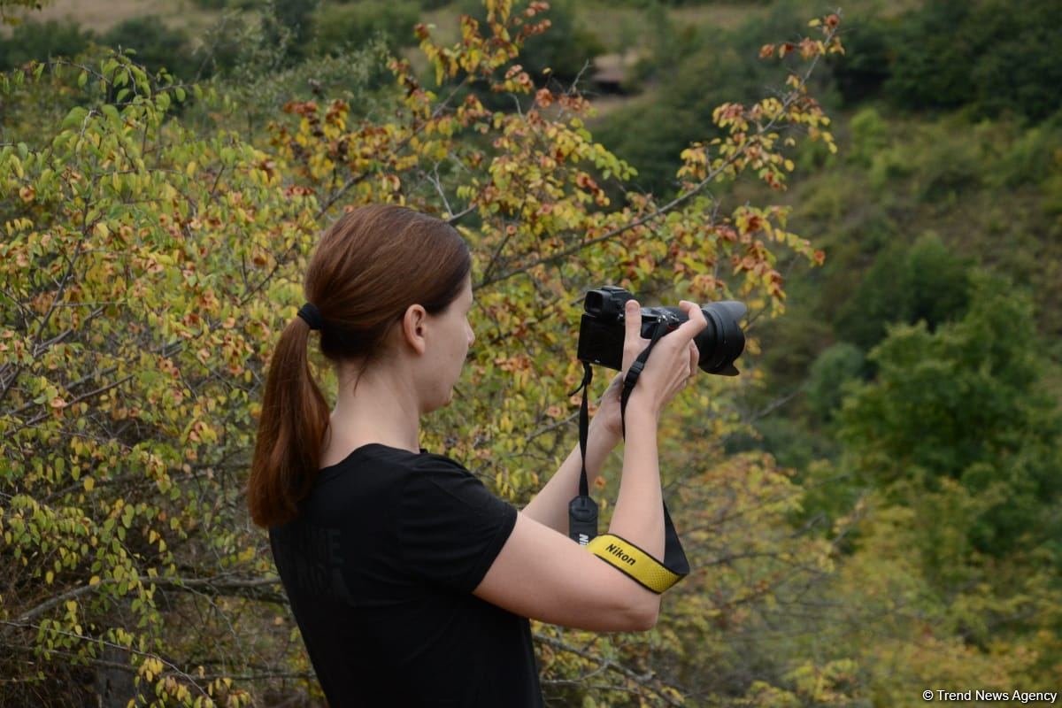 Иностранные путешественники посетили Азыхскую пещеру (ФОТО)