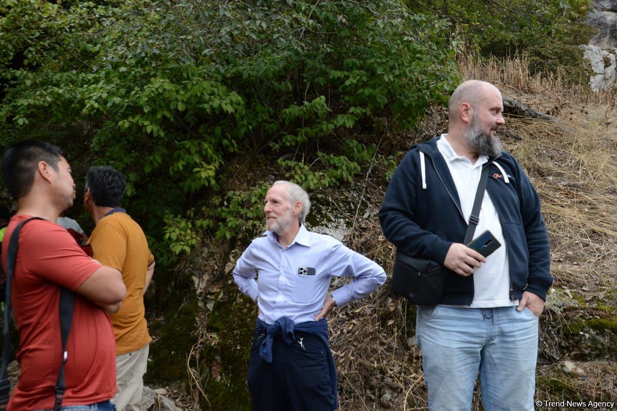 Иностранные путешественники посетили Азыхскую пещеру (ФОТО)