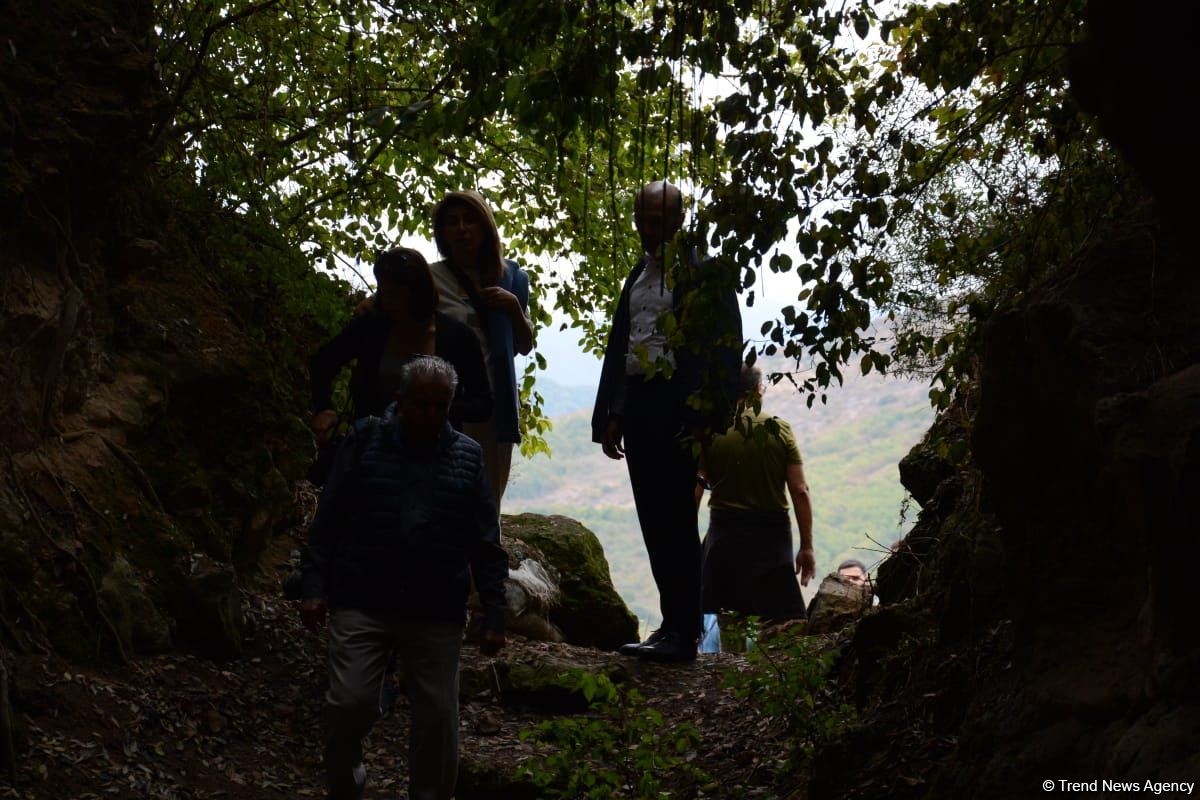 Иностранные путешественники посетили Азыхскую пещеру (ФОТО)