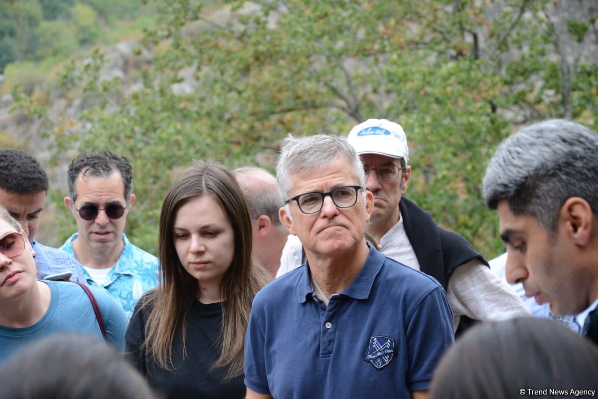 Иностранные путешественники посетили Азыхскую пещеру (ФОТО)