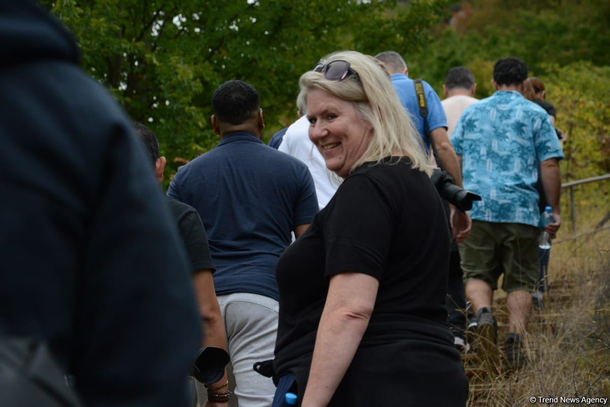 Иностранные путешественники посетили Азыхскую пещеру (ФОТО)