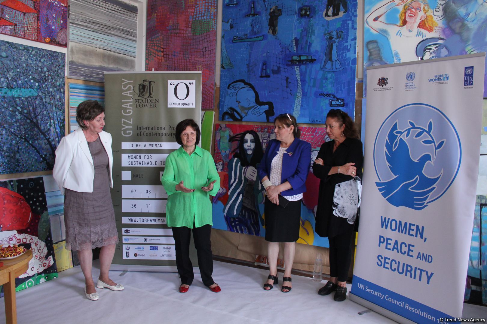 В мастерской Ирины Эльдаровой в Баку представлен проект "О", почтена память  Королевы Елизаветы II (ФОТО)