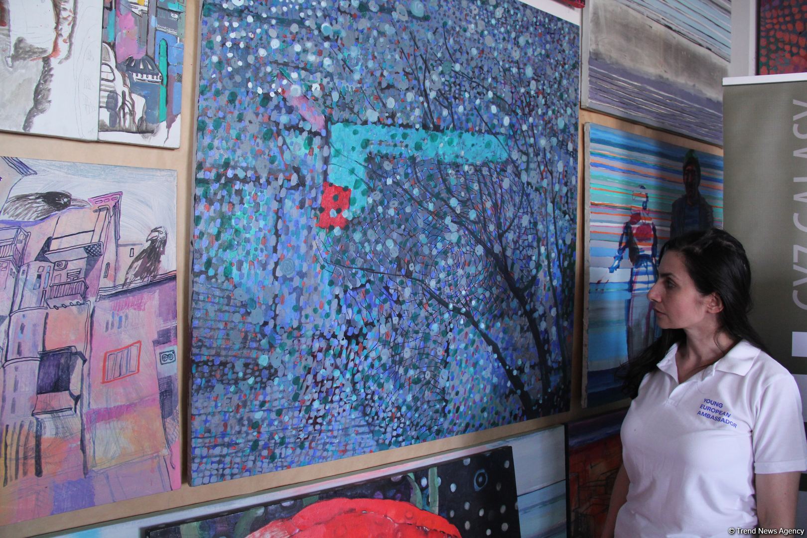 В мастерской Ирины Эльдаровой в Баку представлен проект "О", почтена память  Королевы Елизаветы II (ФОТО)