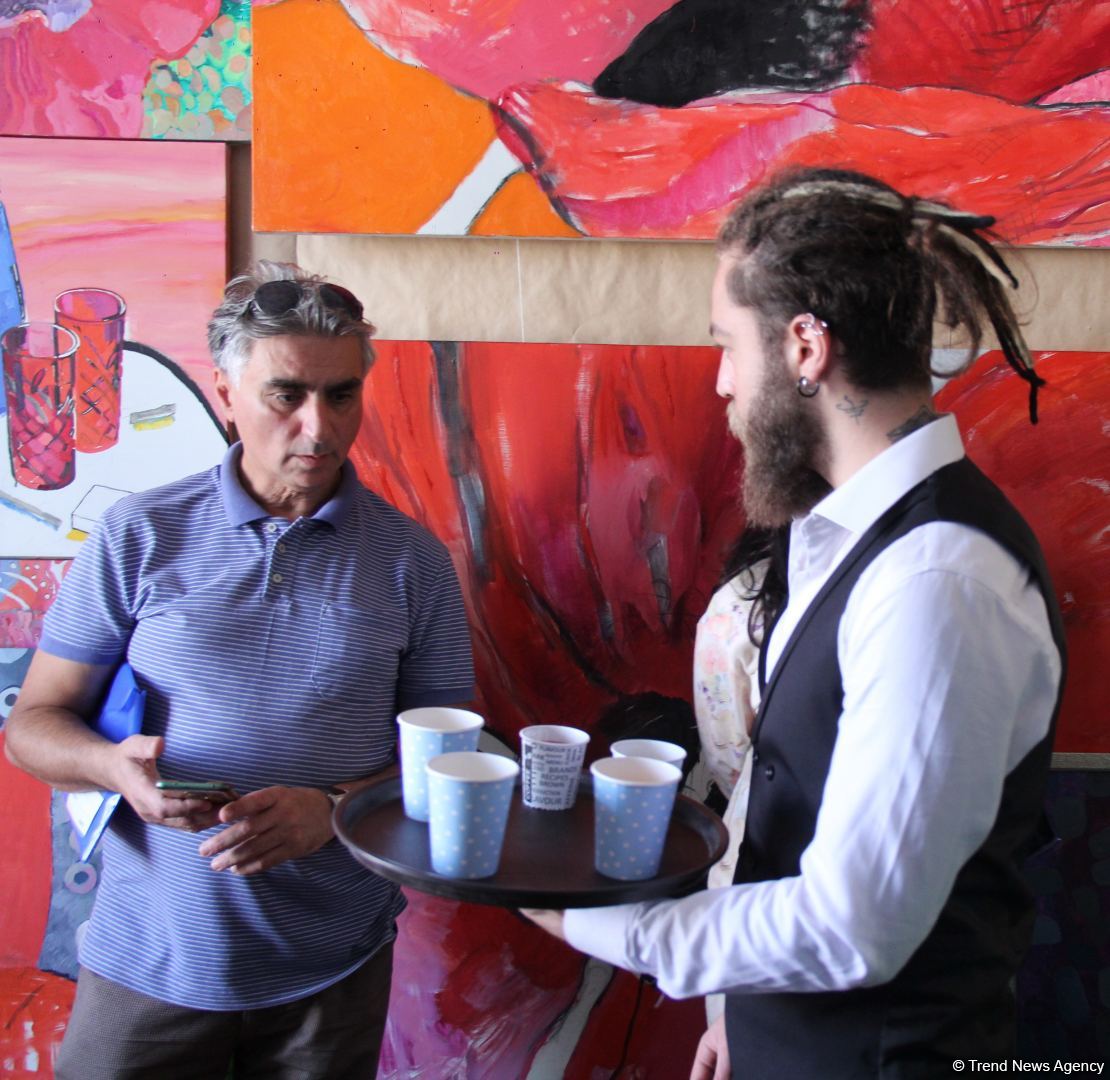 В мастерской Ирины Эльдаровой в Баку представлен проект "О", почтена память  Королевы Елизаветы II (ФОТО)