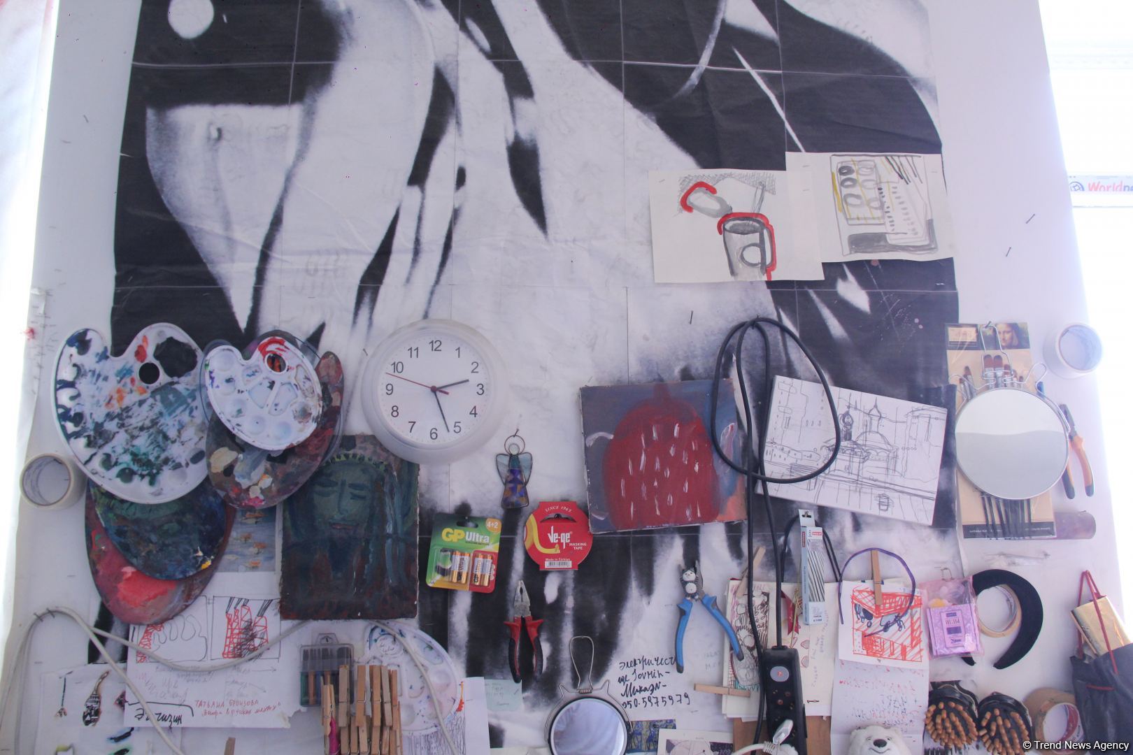 В мастерской Ирины Эльдаровой в Баку представлен проект "О", почтена память  Королевы Елизаветы II (ФОТО)