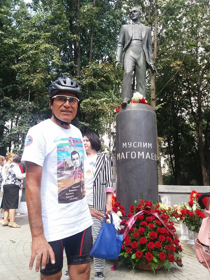 Известный узбекский певец совершает велопробег в честь юбилея Муслима Магомаева – скоро он  будет в Баку (ВИДЕО, ФОТО)