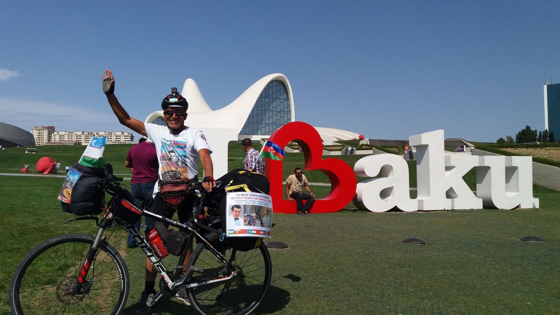 Известный узбекский певец совершает велопробег в честь юбилея Муслима Магомаева – скоро он  будет в Баку (ВИДЕО, ФОТО)