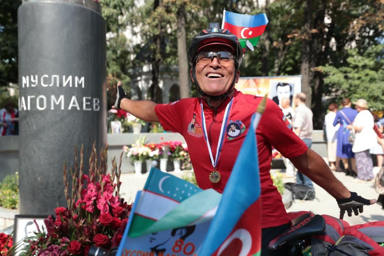 Известный узбекский певец совершает велопробег в честь юбилея Муслима Магомаева – скоро он  будет в Баку (ВИДЕО, ФОТО)