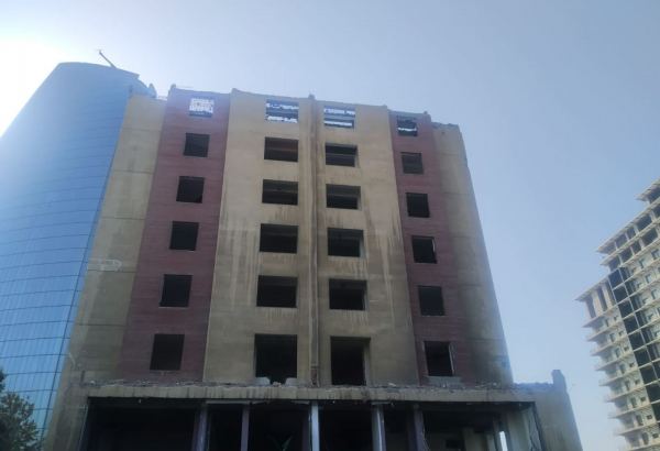 В одном из районов Баку сносится многоэтажное здание (ФОТО)