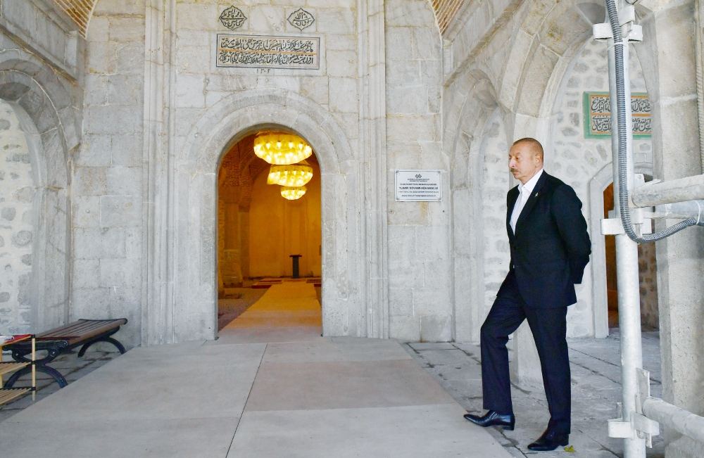 Президент Ильхам Алиев и Первая леди Мехрибан Алиева посетили в Шуше мечеть Юхары Говхарага, прочли молитвы в память о шехидах (ФОТО)