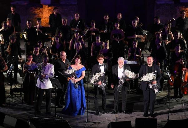 Эльвин Ходжа Ганиев выступил на одной сцене с Пласидо Доминго (ВИДЕО, ФОТО)