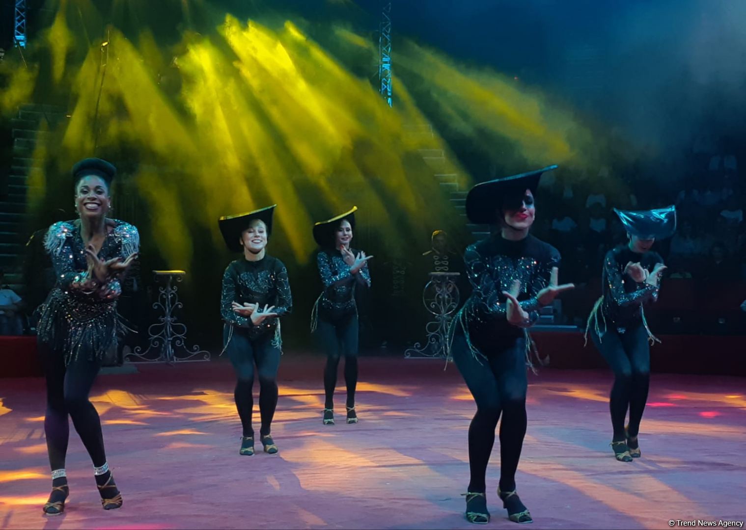 Номер с карабахскими скакунами - Бакинский цирк провел благотворительный показ для детей шехидов (ФОТО)