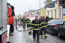 В одном из районов Баку горит торговый объект (ФОТО/ВИДЕО)