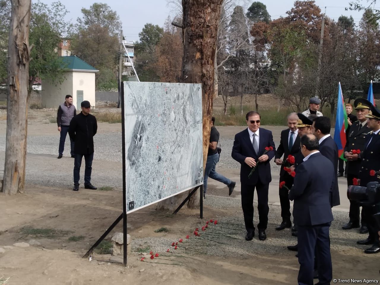 Иностранные дипломаты почтили память погибших при ракетных обстрелах Арменией Гянджи (ФОТО)