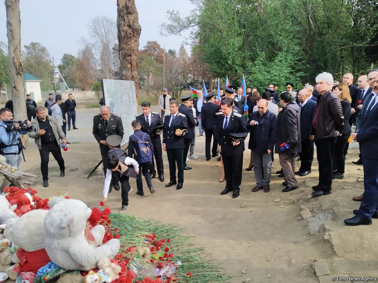 Иностранные дипломаты почтили память погибших при ракетных обстрелах Арменией Гянджи (ФОТО)