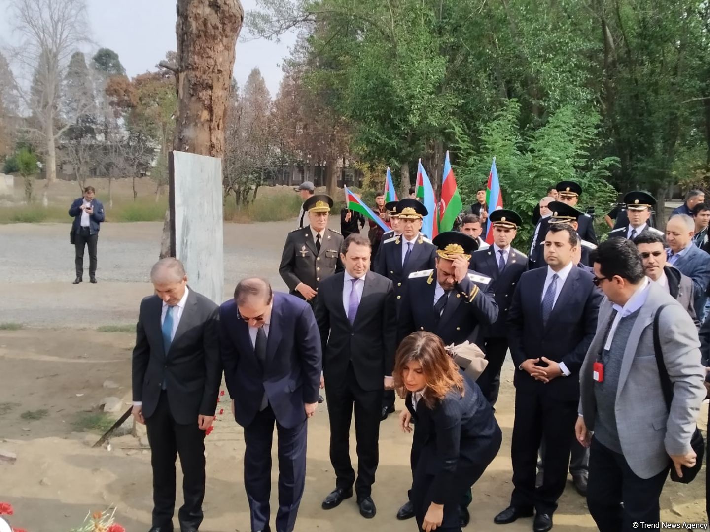 Иностранные дипломаты почтили память погибших при ракетных обстрелах Арменией Гянджи (ФОТО)