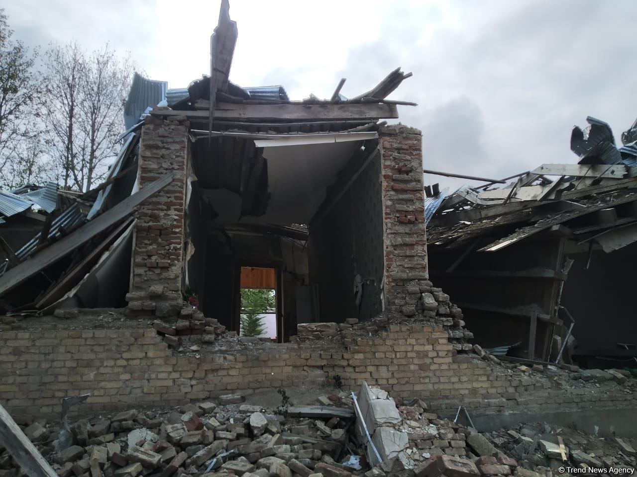 Иностранные дипломаты почтили память погибших при ракетных обстрелах Арменией Гянджи (ФОТО)