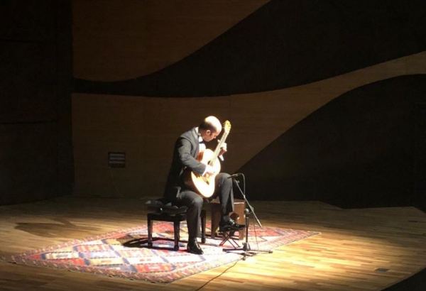 В Баку прошел концерт всемирно известного гитариста из России Ровшана Мамедгулиева (ВИДЕО, ФОТО)