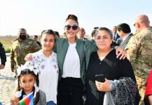 Президент Ильхам Алиев и Первая леди Мехрибан Алиева встретились с жителями в селе Агалы Зангиланского района (ФОТО/ВИДЕО)