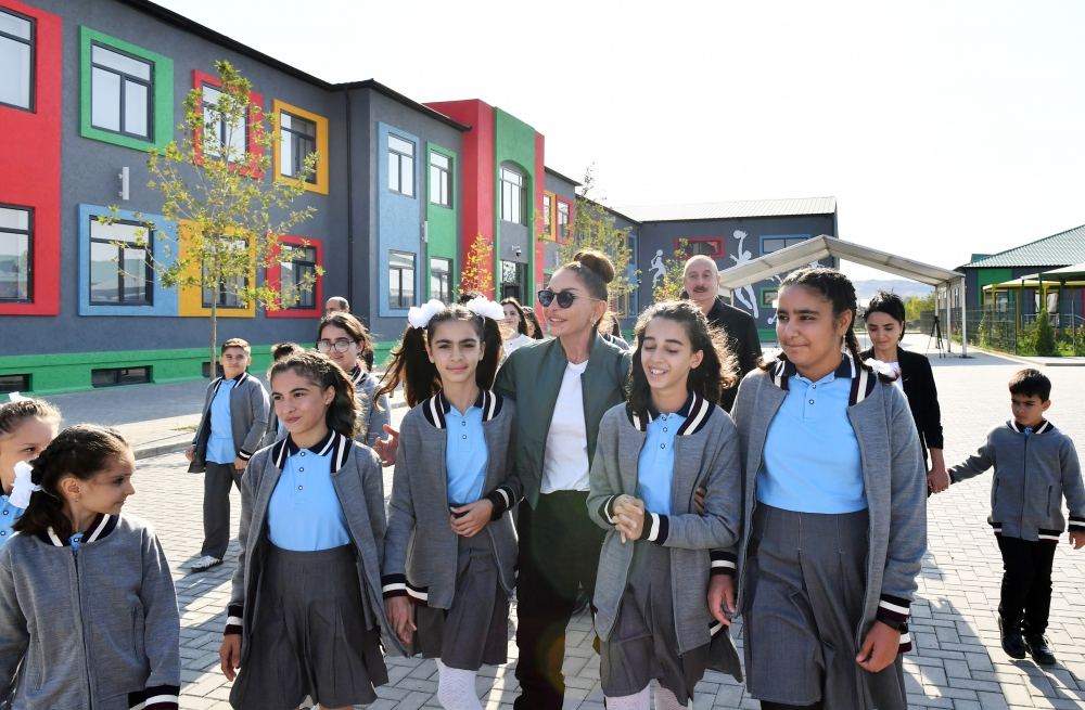 Президент Ильхам Алиев и Первая леди Мехрибан Алиева встретились с жителями в селе Агалы Зангиланского района (ФОТО/ВИДЕО)