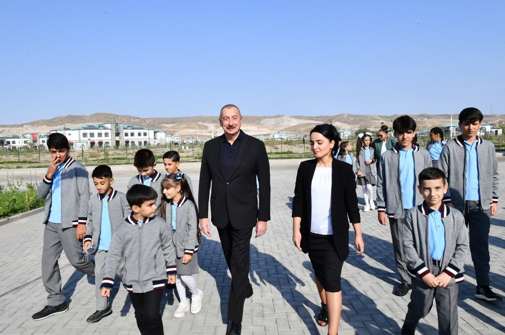 Президент Ильхам Алиев и Первая леди Мехрибан Алиева встретились с жителями в селе Агалы Зангиланского района (ФОТО/ВИДЕО)