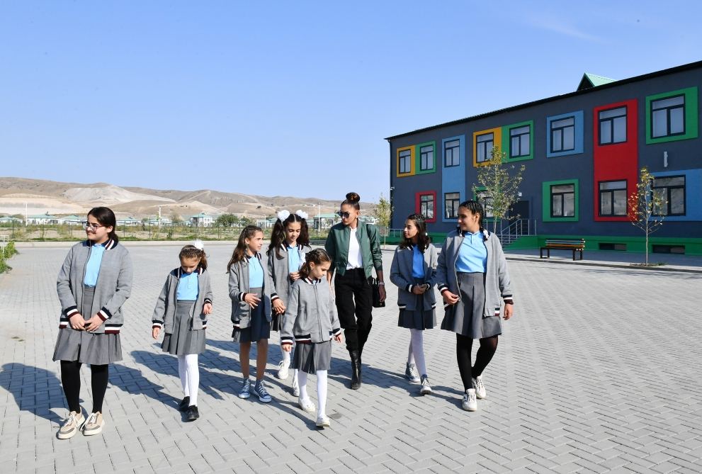 Президент Ильхам Алиев и Первая леди Мехрибан Алиева встретились с жителями в селе Агалы Зангиланского района (ФОТО/ВИДЕО)