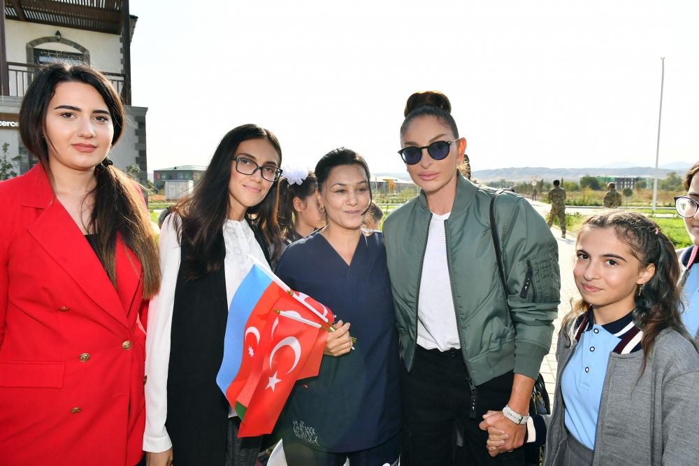 Президент Ильхам Алиев и Первая леди Мехрибан Алиева встретились с жителями в селе Агалы Зангиланского района (ФОТО/ВИДЕО)