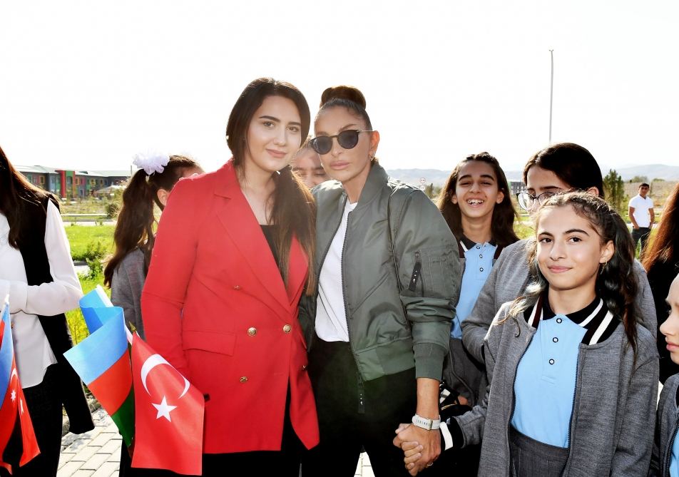 Президент Ильхам Алиев и Первая леди Мехрибан Алиева встретились с жителями в селе Агалы Зангиланского района (ФОТО/ВИДЕО)