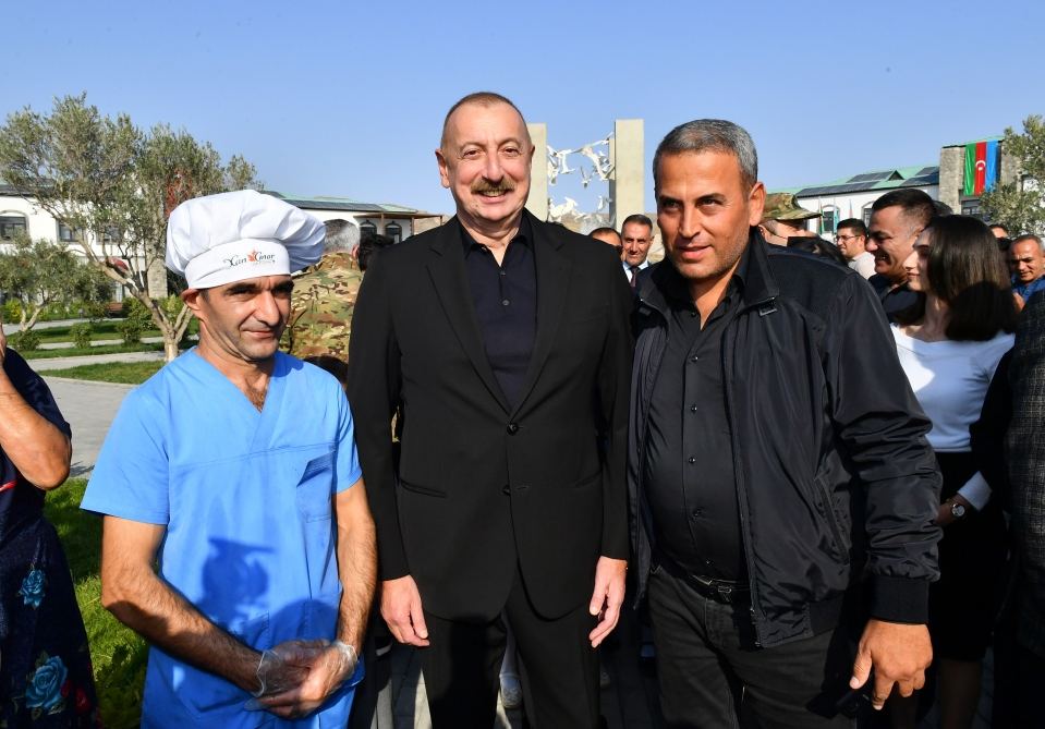 Президент Ильхам Алиев и Первая леди Мехрибан Алиева встретились с жителями в селе Агалы Зангиланского района (ФОТО/ВИДЕО)